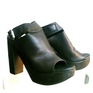 Vera Wang leather shoes